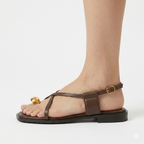 Sandalias con anillo dorado