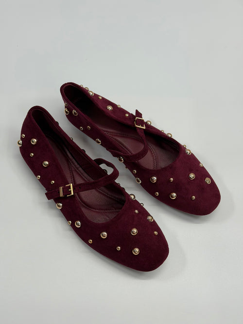 Bailarina con tachuelas doradas