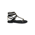 Sandalias con tachuelas doradas