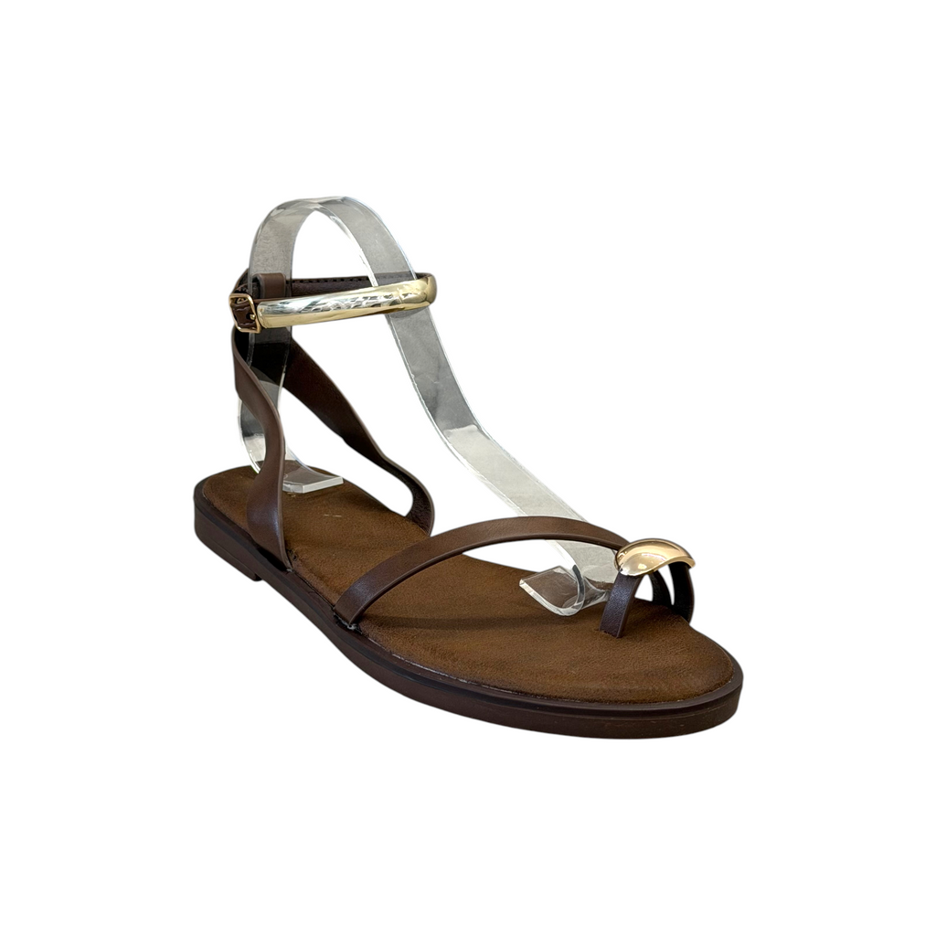 Sandalias con anillo dorado