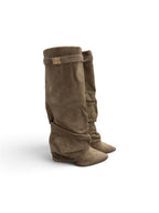 Botas Altas de Ante con Hebilla Dorada Efecto Arrugado