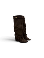 Botas Altas de Ante con Hebilla Dorada Efecto Arrugado