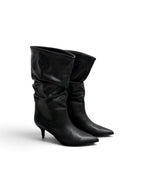 Botas altas tipo slouch de tacón kitten punta fina