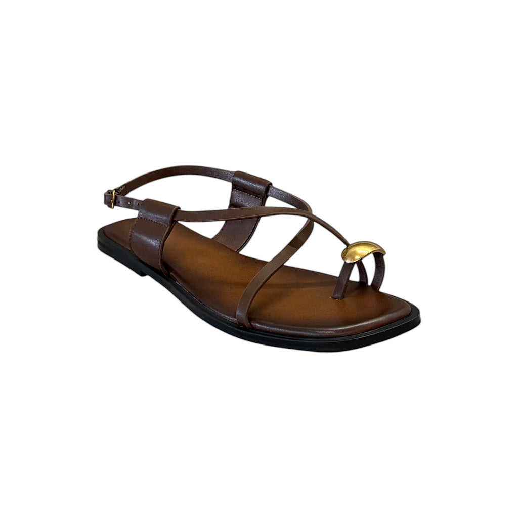 JESSICA brown leather flat sandals with thin straps and a gold ring detail on the toe strap. Buckle closure.